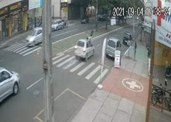 Paraná: Vídeo mostra avô com neta no colo atropelado na faixa de pedestres