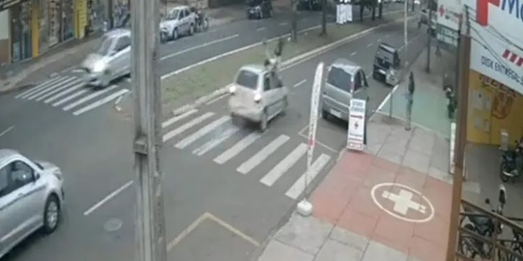 Paraná: Vídeo mostra avô com neta no colo atropelado na faixa de pedestres