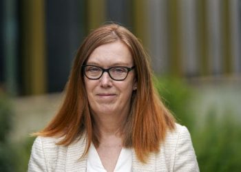 Criadora da AstraZenaca diz que Covid se transformará em um resfriado comum