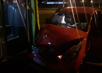 Motorista de App joga carro em ônibus durante assalto
