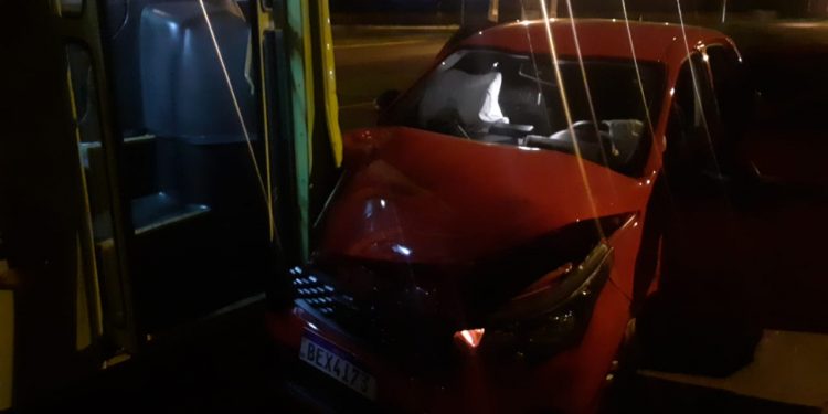 Motorista de App joga carro em ônibus durante assalto