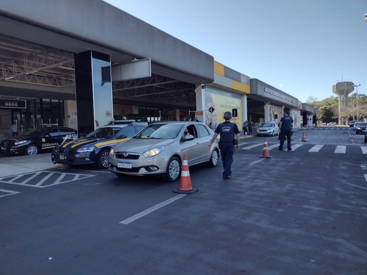 Motoristas de App irregulares passam a ser fiscalizados no Aeroporto de Foz do Iguaçu