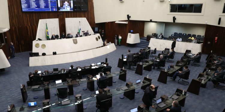 Assembleia aprova regulamentação para 3ª dose contra a Covid-19 no Paraná