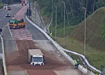 Caminhões entram quase juntos em área de escape na BR 376