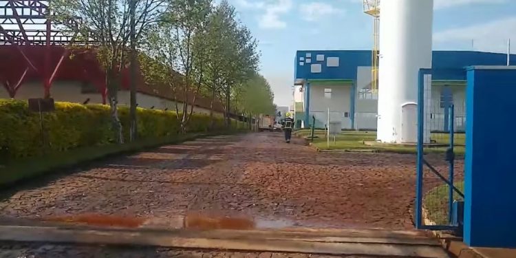 Incêndio em indústria química deixa três feridos em de Santa Tereza do Oeste