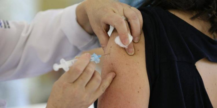 Estado atinge 90% da população adulta vacinada com 1ª dose neste sábado