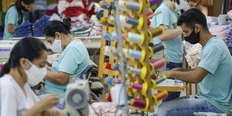 Paraná abre 153 mil vagas de emprego no ano, com o melhor resultado da região sul em agosto.