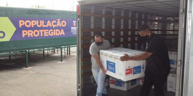 Paraná recebe mais 363,8 mil vacinas CoronaVac para primeira e segundas doses
