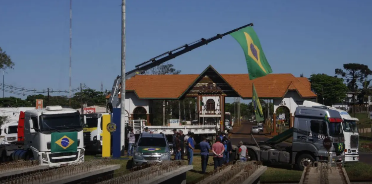 Manifestantes do Movimento Pró-Brasil ocupam hoje as estradas de Marechal Cândido Rondon