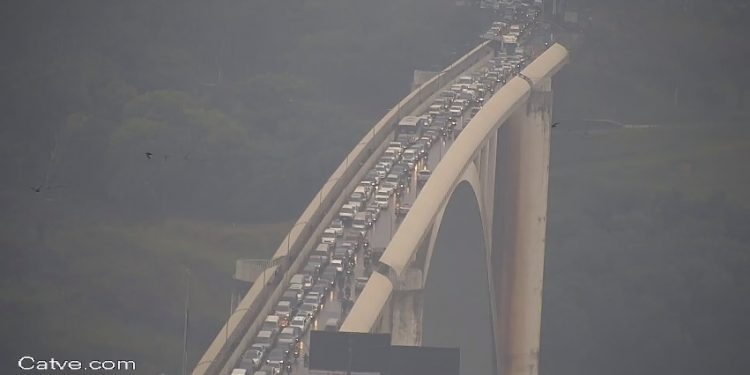 Manifestantes paraguaios bloqueiam acesso à Ponte da Amizade