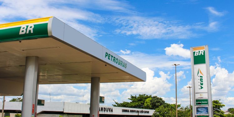 Presidente do Sindicombustíveis em Foz explica composição do preço da gasolina
