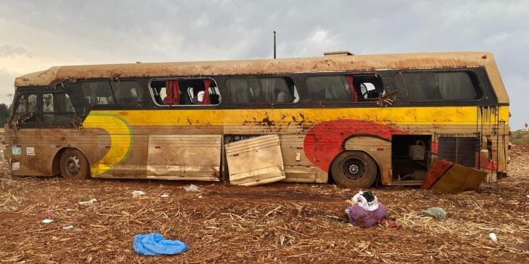 Ônibus que tombou em Ubiratã saiu de Foz do Iguaçu, diz PRF