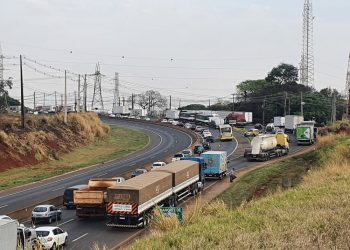 Caminhoneiros bloqueiam trechos da BR 277 e rodovias estaduais no Paraná