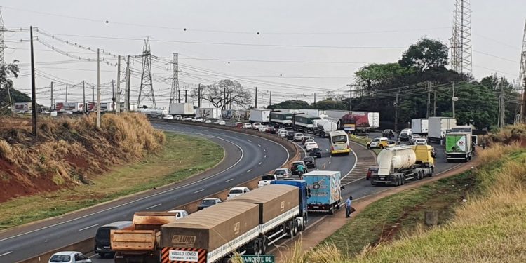 Caminhoneiros bloqueiam trechos da BR 277 e rodovias estaduais no Paraná