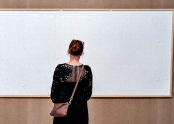 Artista recebe R$ 450 mil de museu e entrega quadro em branco
