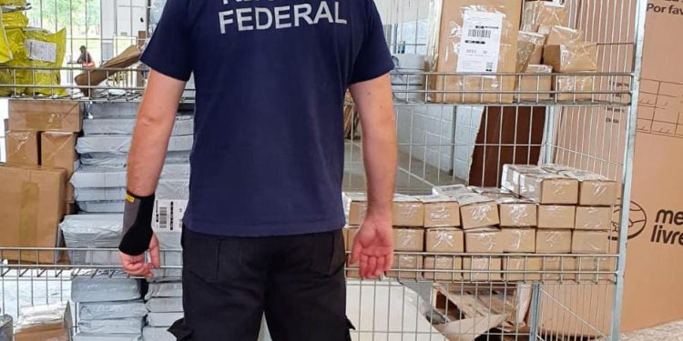 Receita apreende celulares e outros eletrônicos em galpão de e-commerce no paraná
