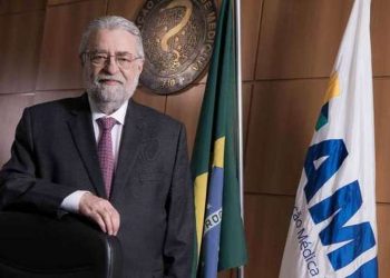Associação Médica Brasileira pede investigação sobre suposto esquema para país atingir “imunidade de rebanho”