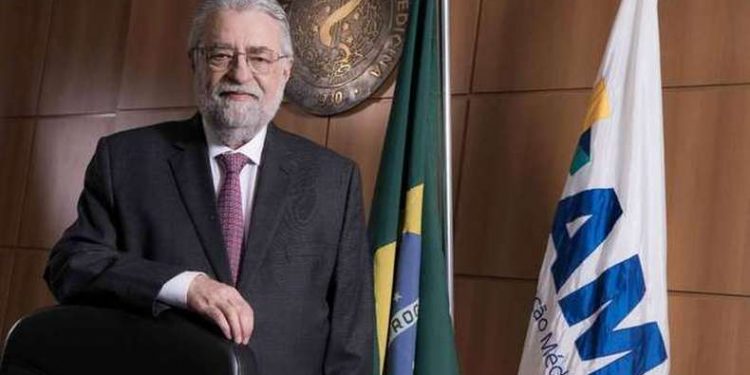 Associação Médica Brasileira pede investigação sobre suposto esquema para país atingir “imunidade de rebanho”