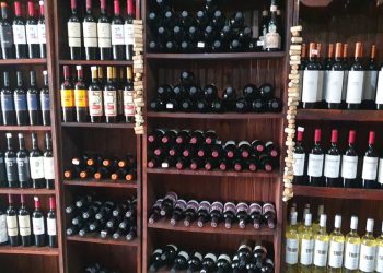 Receita apreende vinhos argentinos em comércio do Porto Meira