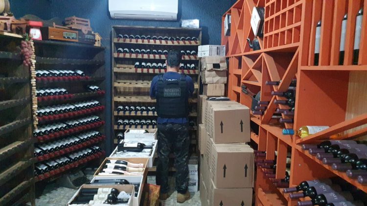Receita apreende vinhos argentinos em comércio do Porto Meira