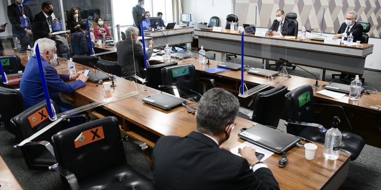 Aziz adia para quarta-feira a leitura do relatório da CPI