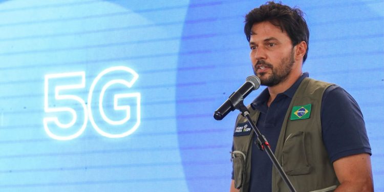 Investimentos do 5G vão universalizar internet no Brasil, diz ministro