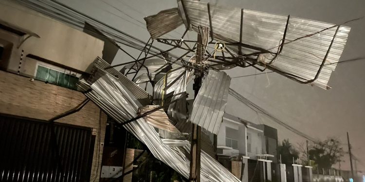 Temporal deixa 120 mil pessoas sem luz em Foz do Iguaçu e STI