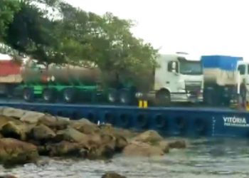 Descontrolada, balsa que faz travessia em Guaratuba é empurrada para as pedras