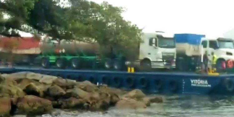 Descontrolada, balsa que faz travessia em Guaratuba é empurrada para as pedras