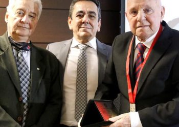 Advogado Álvaro Albuquerque recebe a medalha Accioly Neto