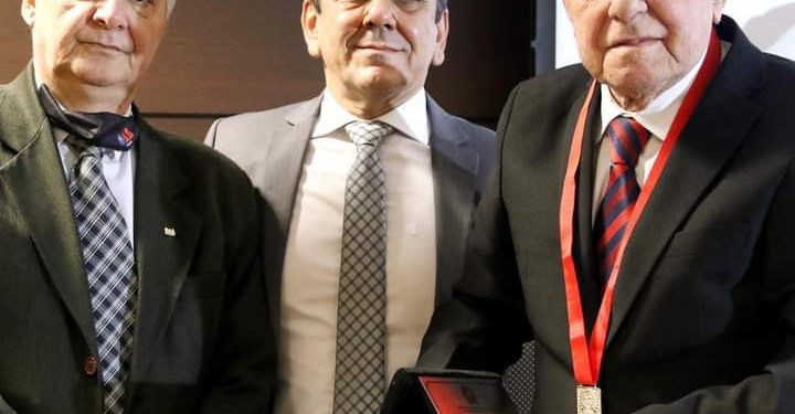 Advogado Álvaro Albuquerque recebe a medalha Accioly Neto