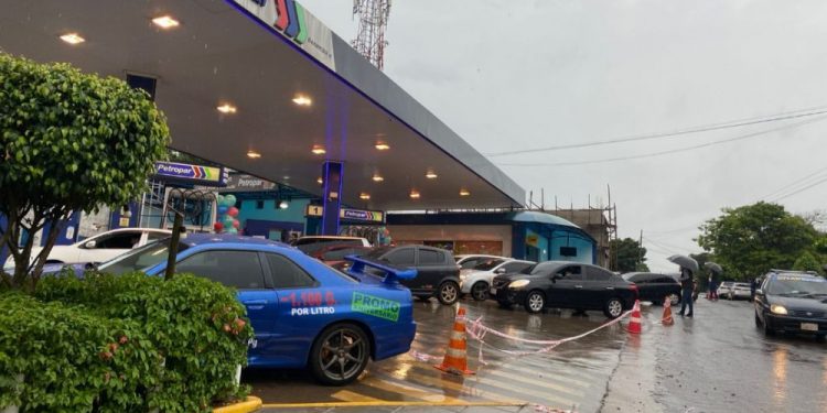 Posto paraguaio comemorou aniversário com gasolina a menos de R$ 1