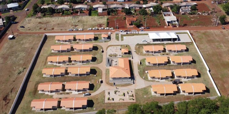 Governador inaugura condomínio para idosos com 40 casas em Foz do Iguaçu