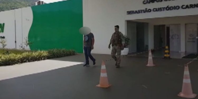 Ex-estudantes de medicina no Paraguai são presos suspeitos de fraude em Goiás