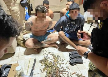 Cinco brasileiros procurados internacionalmente são presos com fuzis no Paraguai