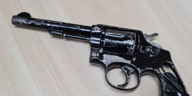Receita Federal apreende revólver calibre n. 38 com adolescente na Ponte da Amizade