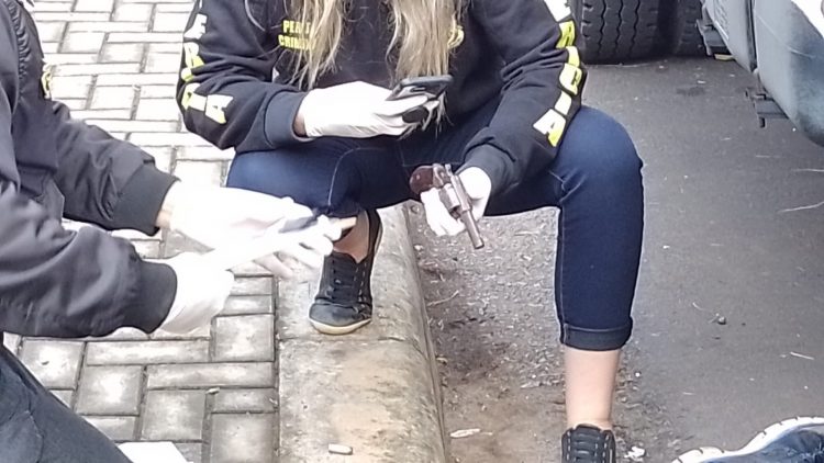 Idoso de 85 anos troca tiros com assaltantes fica ferido e possível assaltante é encontrado morto