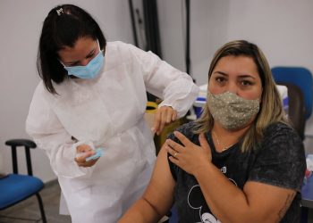 Dose de reforço em trabalhadores da saúde e pessoas acima dos 60 anos começa a ser aplicada