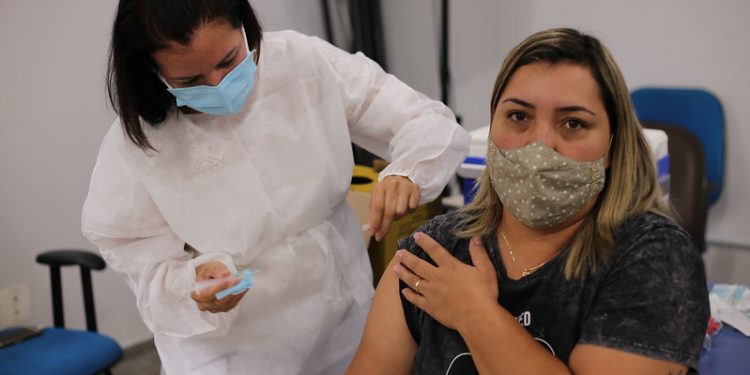 Dose de reforço em trabalhadores da saúde e pessoas acima dos 60 anos começa a ser aplicada