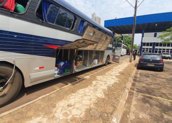 Receita Federal e PRF retém dois ônibus em Santa Terezinha de Itaipu