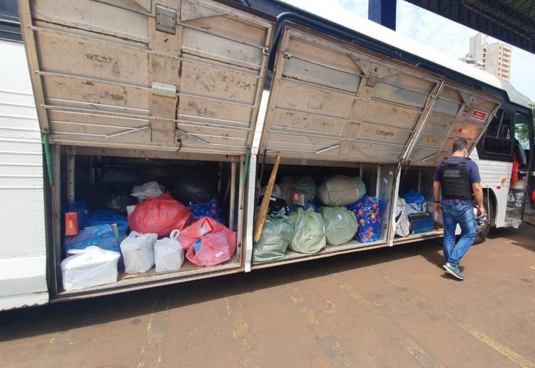 Receita Federal e PRF retém dois ônibus em Santa Terezinha de Itaipu