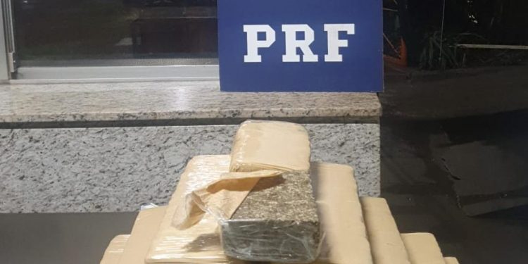 Maconha é apreendida em veículo paraguaio
