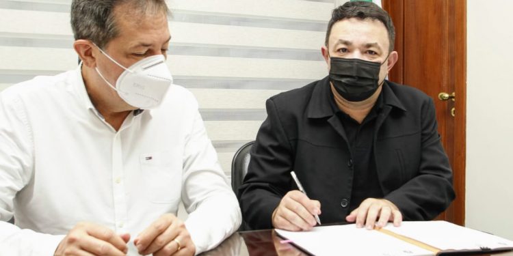 Vice-prefeito Delegado Francisco Sampaio assume interinamente a Prefeitura de Foz
