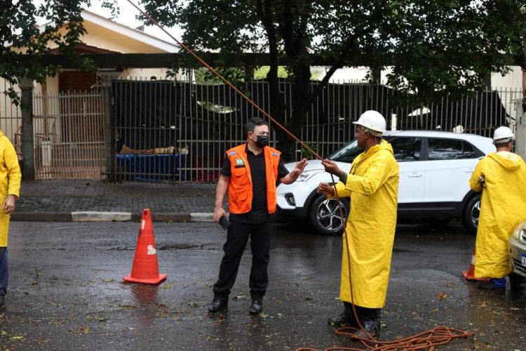 Equipes da Defesa Civil trabalham para resolver estragos causados pelo temporal em Foz do Iguaçu