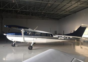 Avião e roubado em Foz do Iguaçu após família ser rendida por bandidos