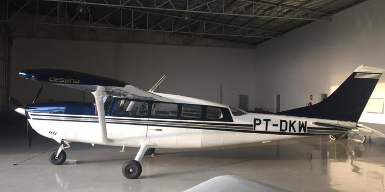 Avião e roubado em Foz do Iguaçu após família ser rendida por bandidos