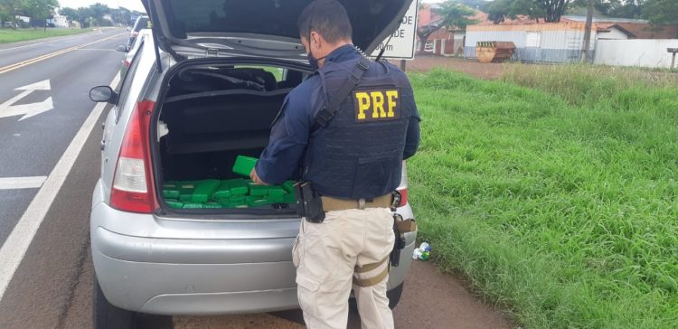 Três casais de Foz são presos em flagrante por tráfico de drogas pela PRF