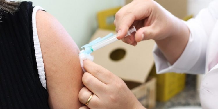 Agendamento para adolescentes de 14 a 17 anos sem comorbidades é aberto pela secretária da Saúde