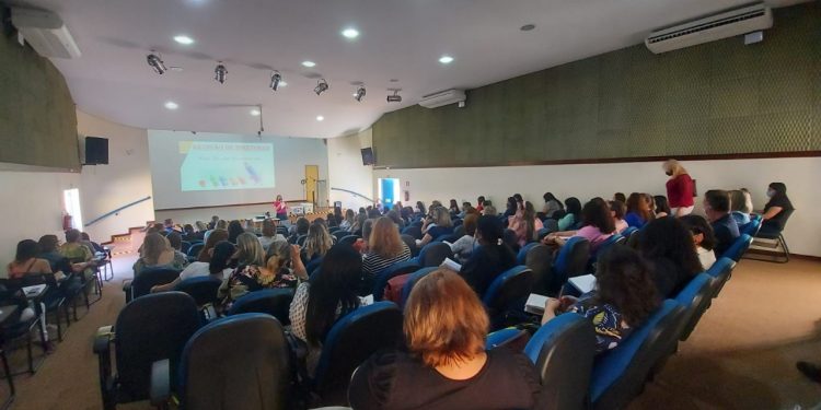 Auxílio para compra de material escolar beneficia mais de 27 mil alunos da rede municipal