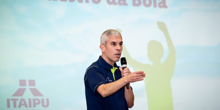 Projeto Maestro da Bola, patrocinado pela Itaipu, vai atender 300 crianças em vulnerabilidade social